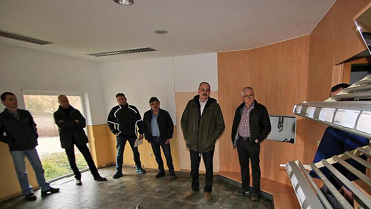 Eine ehemalige Bäckereifiliale an der Ecke Haupt- und Raiffeisenstraße wird zum Büro für die Quartiersmanagerin, die Anfang Mai mit ihrer Arbeit beginnen soll. Der Rannunger Gemeinderat besichtigte die Räumlichkeiten. Foto: Dieter Britz