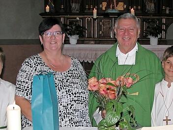 Küsterin Gabi Röder gratulierte auch in Namen der Kirchengemeinde Haard Pfarrer Dominik Kesina zum Priesterjubiläum.  Foto: Ewald Kiesel