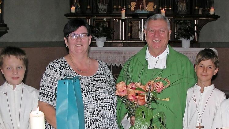 Küsterin Gabi Röder gratulierte auch in Namen der Kirchengemeinde Haard Pfarrer Dominik Kesina zum Priesterjubiläum.  Foto: Ewald Kiesel