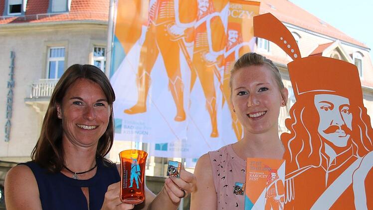 Kathrin Betzen (links) und Ines Hartmann von der Marketing-Abteilung der Staatsbad GmbH mit einigen Produkten. Fotos: Foto: Ralf Ruppert