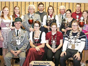 Nach der Königsproklamation und Siegerehrung des Schützenvereins "Andreas Hofer" Wiesenthau  Foto: Franz Galster