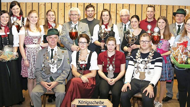 Nach der Königsproklamation und Siegerehrung des Schützenvereins "Andreas Hofer" Wiesenthau  Foto: Franz Galster