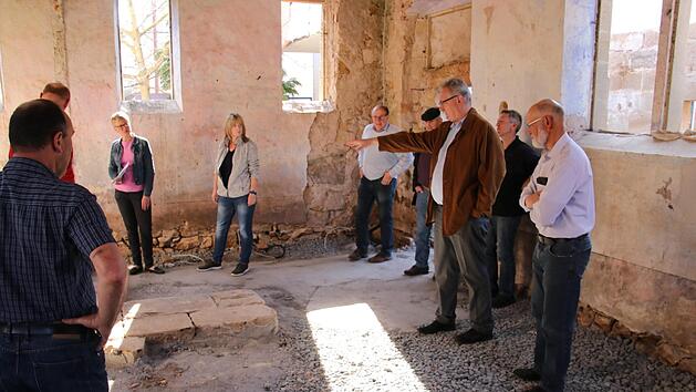 So sieht es derzeit im Innenraum der Synagoge in Gleusdorf aus. B&uuml;rgermeister Helmut Dietz informierte die Ausschussmitglieder &uuml;ber den Baufortschritt.  Foto: Helmut Will
