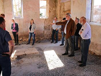 So sieht es derzeit im Innenraum der Synagoge in Gleusdorf aus. Bürgermeister Helmut Dietz informierte die Ausschussmitglieder über den Baufortschritt.  Foto: Helmut Will