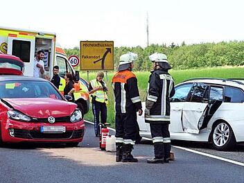 Im Begegnungsverkehr stießen ein Golf und ein BMW zusammen. Eine Unfallbeteiligte war leicht verletzt, ihr Kind blieb unverletzt. Foto: Sänger