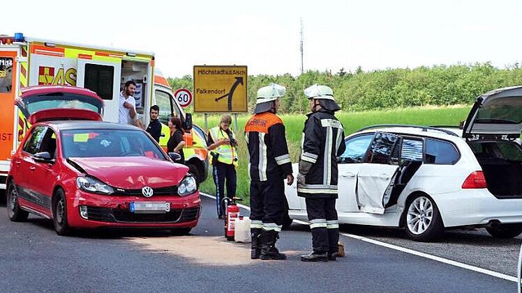 Im Begegnungsverkehr stießen ein Golf und ein BMW zusammen. Eine Unfallbeteiligte war leicht verletzt, ihr Kind blieb unverletzt. Foto: Sänger
