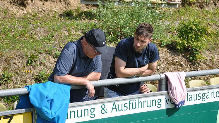 Tipps von Dr. Bernhard Drummer (links, fr&uuml;her Teamarzt 1.FC N&uuml;rnberg) k&ouml;nnen wertvoll sein. Foto: Leo H&uuml;hnlein