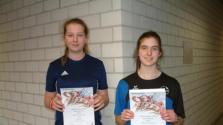 Die beiden Erstplatzierten der Mädchen 18: Siegerin Annika Büsch vom TSV Stockheim (links) und Alina Gemeinhardt vom TTC Hof.  Foto: Hans Franz