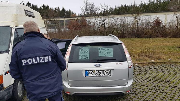 Polizeibeamte kontrollierten die Querdenker. Foto: Susanne Will