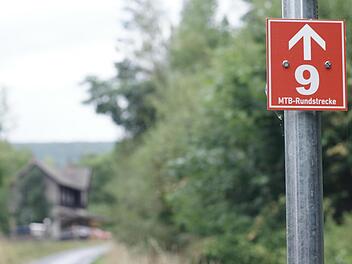 Nur ganz kurz führt die "Brückenauer Runde" für Mountainbiker über den Bahnradweg und am alten Bahnhof im Staatsbad vorbei. Danach zweigt sie steil in den Wald hoch zum Dreistelz ab. Foto: Steffen Standke