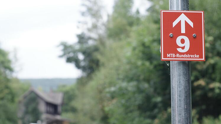 Nur ganz kurz führt die "Brückenauer Runde" für Mountainbiker über den Bahnradweg und am alten Bahnhof im Staatsbad vorbei. Danach zweigt sie steil in den Wald hoch zum Dreistelz ab. Foto: Steffen Standke