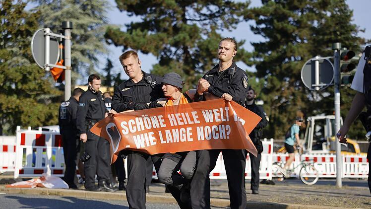 Fürth: Klima-Aktivisten legen Verkehr am Frankenschnellweg lahm