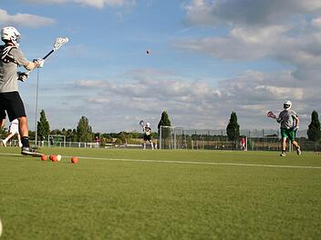Schnell und körperbetont ist Lacrosse. Foto: Julia Riegler
