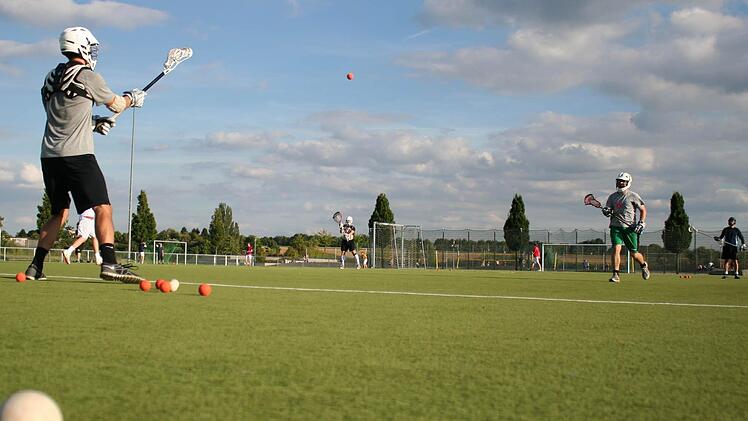 Schnell und körperbetont ist Lacrosse. Foto: Julia Riegler