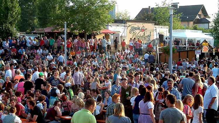 Mit dem besten Blick auf die Zentralbühne mit den Musikkapellen hatte man von Weißbier-Hügel aus.