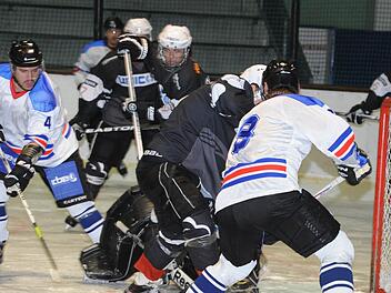 Verwirrung vor dem Haßfurter Tor stiften Mark Stibitz (Nr. 4) und Roman Nikitin (Nr. 8). Foto: Hopf
