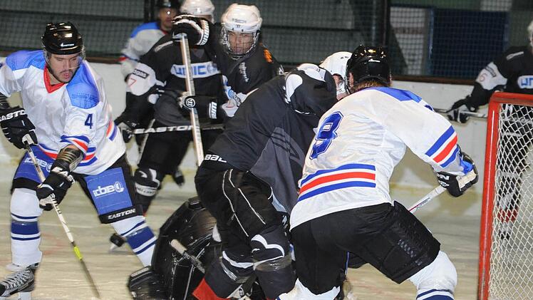 Verwirrung vor dem Haßfurter Tor stiften Mark Stibitz (Nr. 4) und Roman Nikitin (Nr. 8). Foto: Hopf