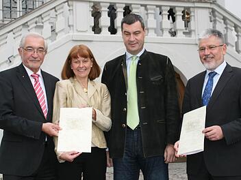 Bei der Übergabe der Förderbescheide für schnelles Internet waren Regierungspräsident Paul Beinhofer, Bürgermeisterin Ingrid Reifenscheid-Eckert, Finanzminister Markus Söder und Bürgermeister Josef Mend bester Stimmung. Foto: Röllinger