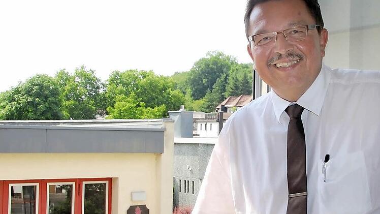 Von seinem Büro aus schaut Jürgen Wittmann direkt auf das Feuerwehrhaus, zu dem er inzwischen eine besondere Verbindung hat.  Foto: Helke Renner