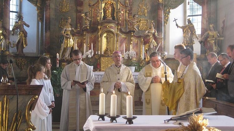 Erzbischof Ludwig Schick mit Pfarrer Rudolf Scharf und Pfarrvikar Grzegorz Grinn anlässlich des Festgottesdienstes zum 300-jährigen Bestehen der Hankirche zu Prächting Foto: Irene Bauernschmitt