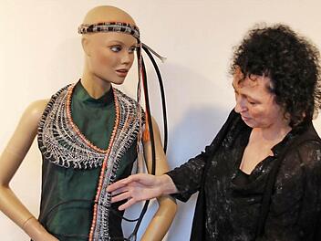 "Haute couture" der Spitze. Auch modisch kann sich die Klöppelschule sehen lassen.  Foto: Mariell Dörrschmidt