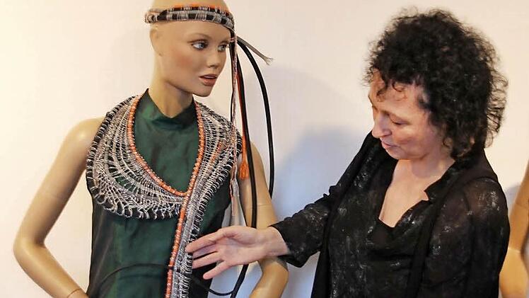 "Haute couture" der Spitze. Auch modisch kann sich die Klöppelschule sehen lassen.  Foto: Mariell Dörrschmidt