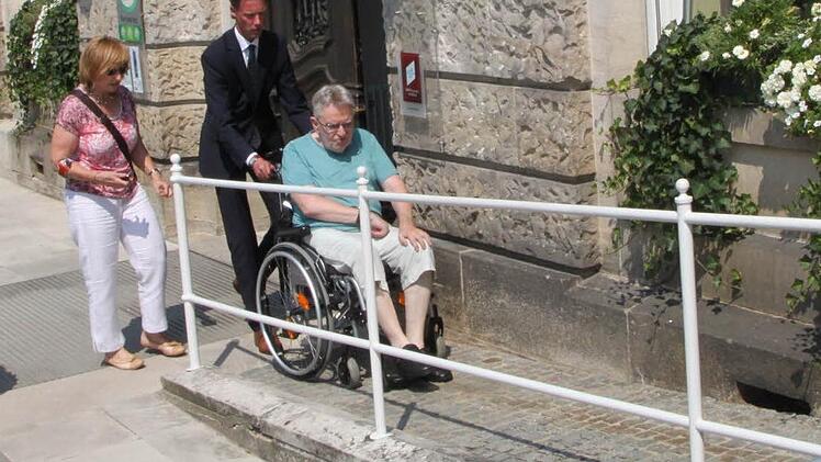Chefsache: Oliver Fiege begleitet zwei Gäste ins Hotel. Noch ist der Zugang ins Hauptgebäude für Rollstuhlfahrer oder Mütter mit Kinderwagen eher umständlich. Das wird sich bald ändern. Foto: Ulrike Müller
