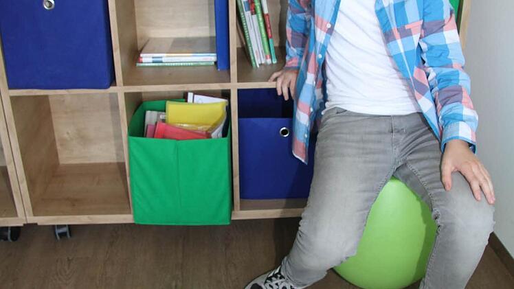 "Die sind ganz schön wackelig", macht Tim Richter (11) auf den neuen Sitz-Eiern den Test, aber witzig sind die grasgrünen Eier im Aufenthaltsbereich.