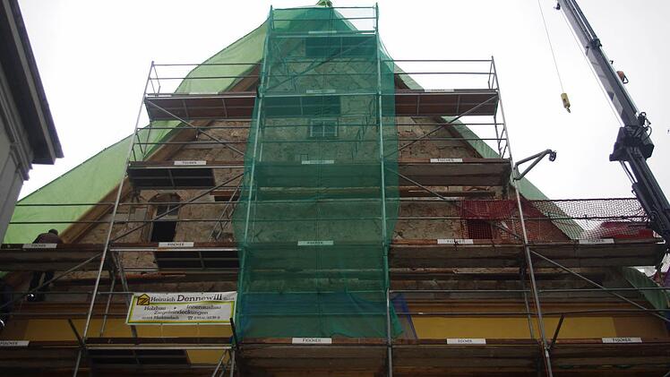 Der Giebel der Klosterkirche St. Petrus wird derzeit mit großem Aufwand saniert. Foto: Heike Schülein
