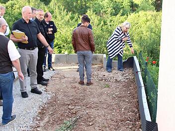 Diese Gartenbegrenzung (rechts) ist 16 Zentimeter höher als erlaubt. Die Mitglieder des Bauausschusses waren damit aber einverstanden, nachdem sie das Bauwerk genau inspiziert hatten. Foto: Andreas Dorsch