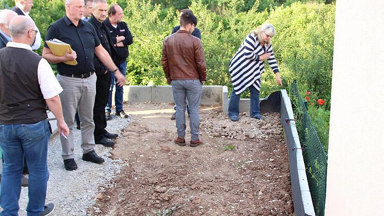 Diese Gartenbegrenzung (rechts) ist 16 Zentimeter höher als erlaubt. Die Mitglieder des Bauausschusses waren damit aber einverstanden, nachdem sie das Bauwerk genau inspiziert hatten. Foto: Andreas Dorsch