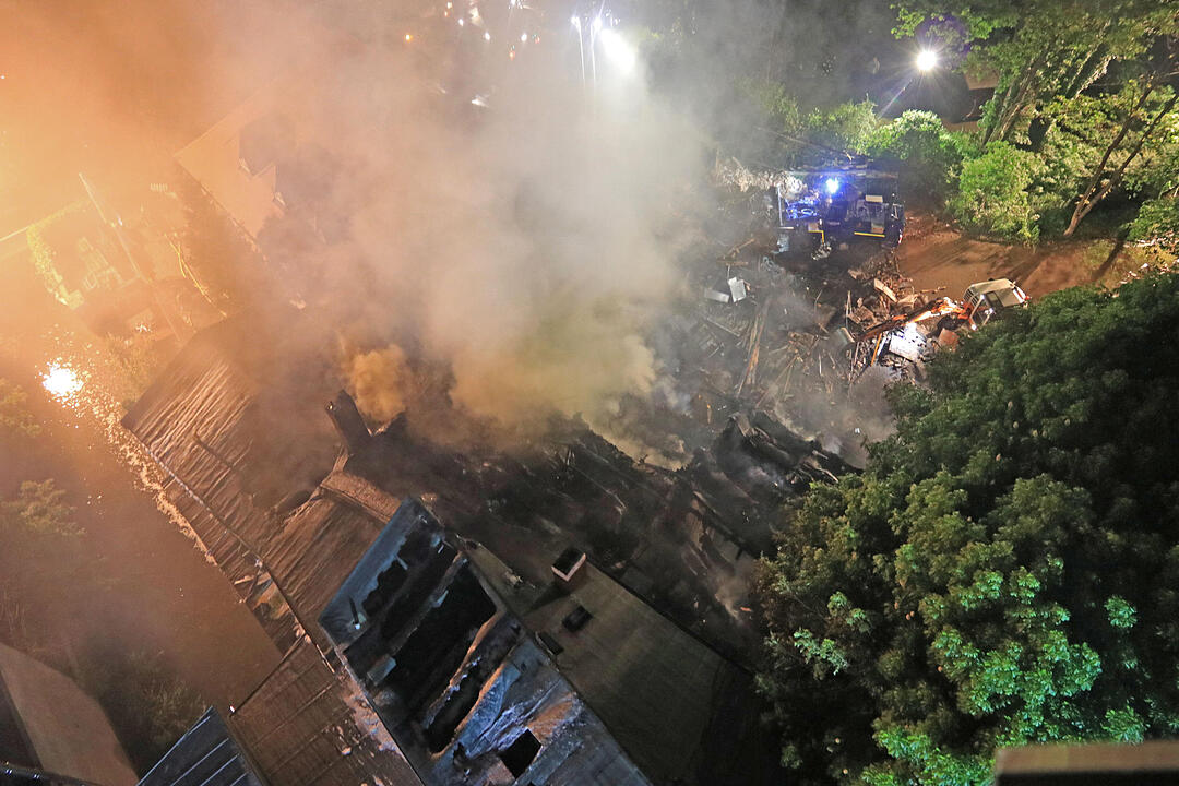 Ein Feuer hat die Diskothek "Rosenau" in Bayreuth völlig zerstört. Acht Menschen wurden verletzt. Der Brand ist unter Kontrolle.