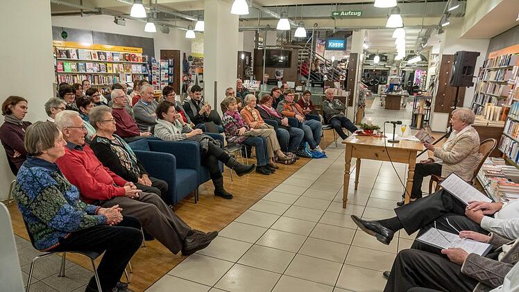 Buchvorstellung von und mit Rettl Motschenbacher in der Bücherei Hübscher. Foto: Wolfram Schmidt
