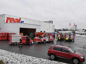 Die Feuerwehr wurde am Montagmorgen zum Real in Hallstadt gerufen. Dort war der Dichtungsgummi einer Kühlanlage zu heiß geworden. Foto: Ronald Rinklef