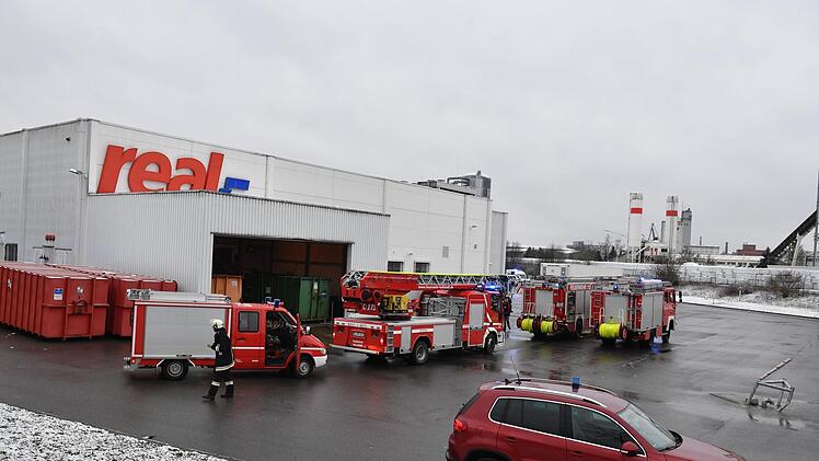 Die Feuerwehr wurde am Montagmorgen zum Real in Hallstadt gerufen. Dort war der Dichtungsgummi einer Kühlanlage zu heiß geworden. Foto: Ronald Rinklef