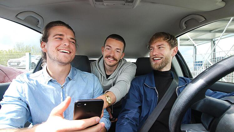 Die Studenten Tim Hellwig, Franz Liebermann und Valentin Eiber (von links) entwickeln eine Mitfahr-App. Foto: Anke Hempfling