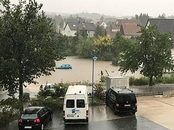 Zu einem See wurde der Parkplatz vor dem Anwesen der Kupfers in Heroldsbach in Folge des Starkregens Anfang Juli.  Foto: privat