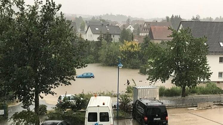 Zu einem See wurde der Parkplatz vor dem Anwesen der Kupfers in Heroldsbach in Folge des Starkregens Anfang Juli.  Foto: privat