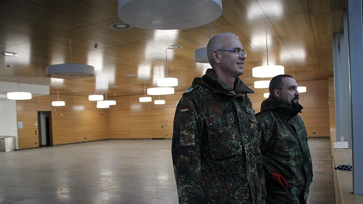 Oberstleutnant  Roman Jähnel und Oberstleutnant Christoph Peschel begutachten die neue Truppenküche. Foto: Julia Raab
