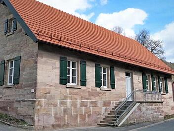 Die umfangreichen Sanierungsarbeiten mit einem barrierefreien Zugang zum Rathaus stehen kurz vor dem Abschluss. Aus dem früheren Schulhaus ist ein "Schmuckkästchen" geworden. Fotos: Werner Reißaus