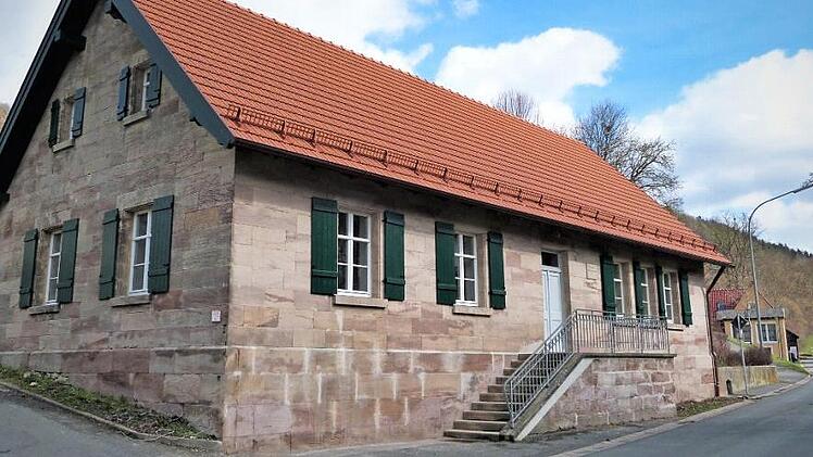 Die umfangreichen Sanierungsarbeiten mit einem barrierefreien Zugang zum Rathaus stehen kurz vor dem Abschluss. Aus dem früheren Schulhaus ist ein "Schmuckkästchen" geworden. Fotos: Werner Reißaus