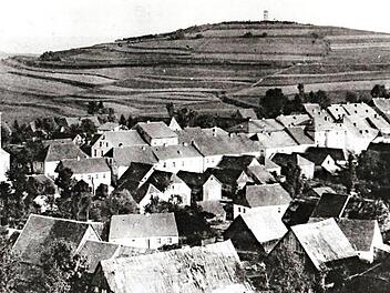 So sah der Goldberg bei Marktschorgast vor 1900 aus: Kahl und ohne Bäume, dafür mit Aussichtsturm.