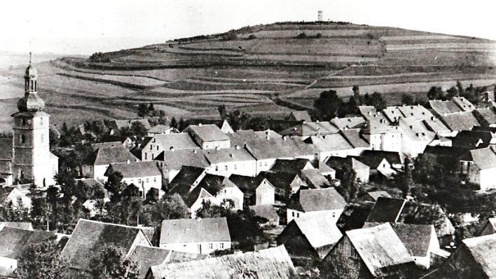 So sah der Goldberg bei Marktschorgast vor 1900 aus: Kahl und ohne Bäume, dafür mit Aussichtsturm.