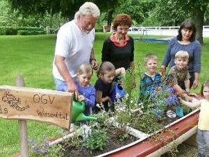 Die Kleinen pflanzen und gießen schon.  Foto: Paul Pöhlmann