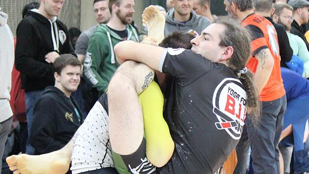 Martin Page (rechts) teilt die Leidenschaft f&uuml;r Brazilian Jiu Jitsu mit seinen Kindern. In Berlin ging die Familie aus Unterk&uuml;ps bei einem Wettkampf an den Start und landete manchen Erfolg. Foto: privat