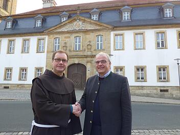 Mit Handschlag besiegelten Pfarrer Pater Ludwig Mazur und  Bürgermeister Hanngörg Zimmermann vor dem Pfarrhaus den Eigentümerwechsel.   Thomas Weichert