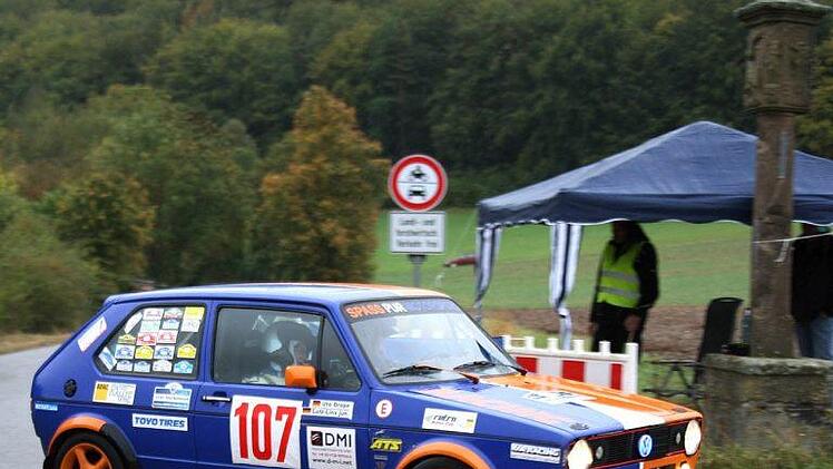 Präzise wie ein Schweizer Uhrwerk spulten Bernd Lutz und Ute Drope im VW Golf GTI die Wertungsprüfungen herunter. Beide gewannen die Retro-Wertung.