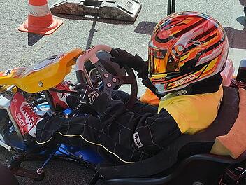 Diese junge Kartfahrerin l&auml;sst so einige Jungs alt aussehen