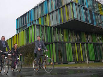 Sie wollen Radfahrer aus ganz Deutschland zum Urlaub ins Coburger Land locken (von links): Michael Amthor, Christin Keller und Stefan Hinterleitner - hier vor dem ,,Haba''-Firmensitz in Bad Rodach.