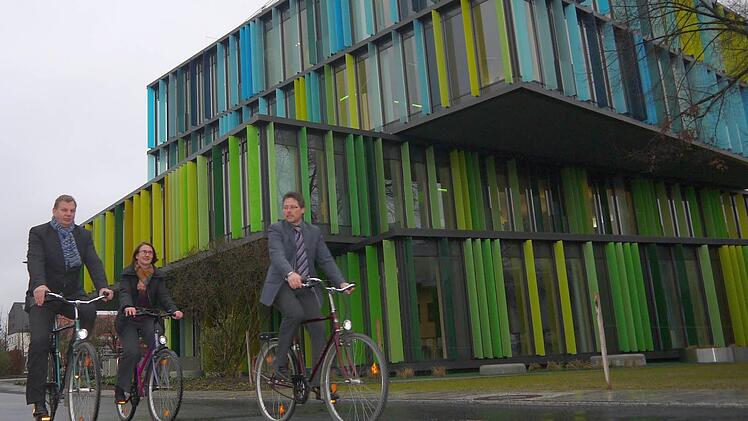 Sie wollen Radfahrer aus ganz Deutschland zum Urlaub ins Coburger Land locken (von links): Michael Amthor, Christin Keller und Stefan Hinterleitner - hier vor dem ,,Haba''-Firmensitz in Bad Rodach.